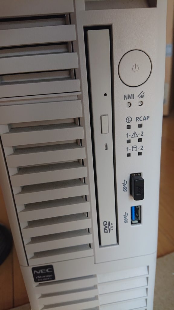 iStorage NS100Thはフロントにインジケーターやスイッチ類が集中配備