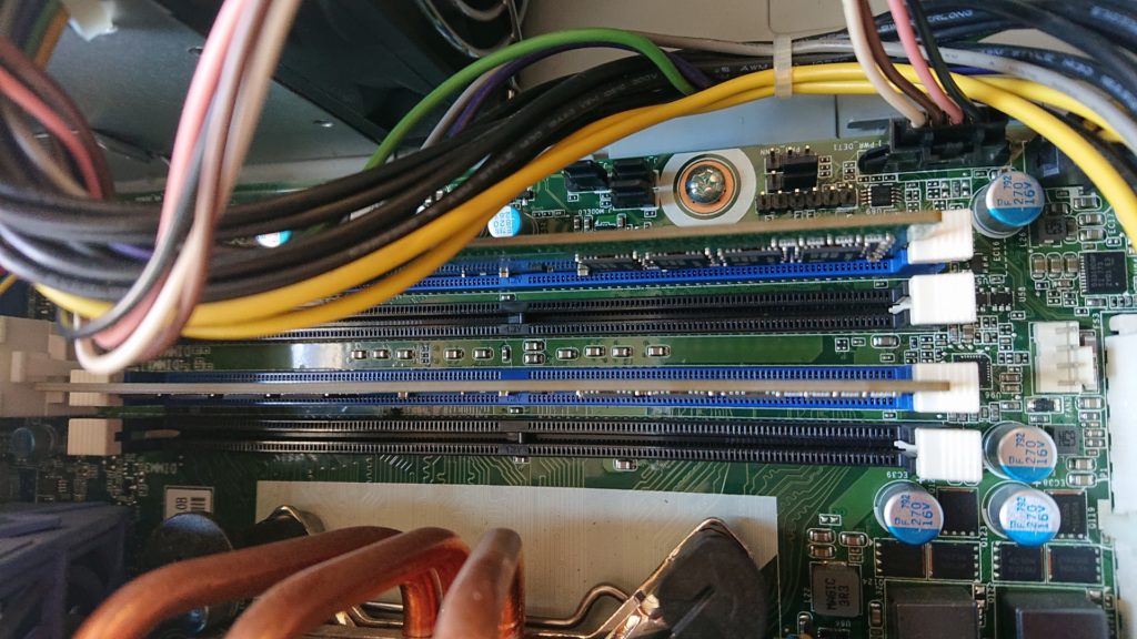 iStorage NS100ThのメモリスロットはDDR4の4スロット