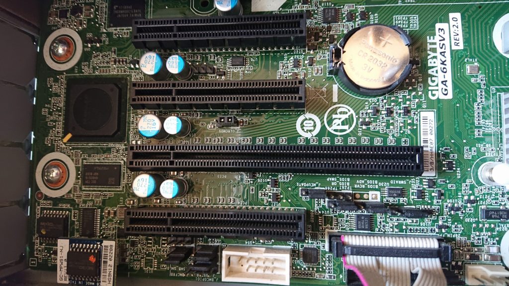 istorage NS100Th のPCI-Eスロットは x16 対応を持っている