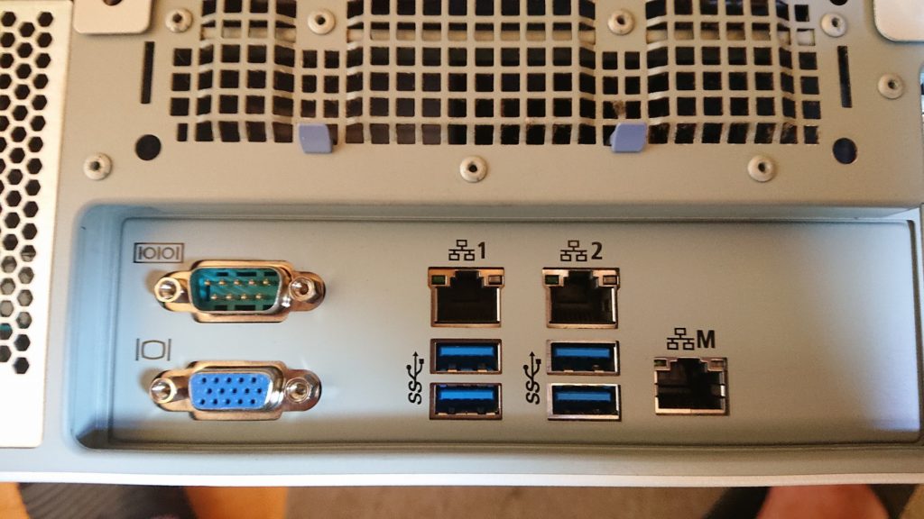 istorage NS100Th の背面ポート。ディスプレイ出力は D-SUB のみ
