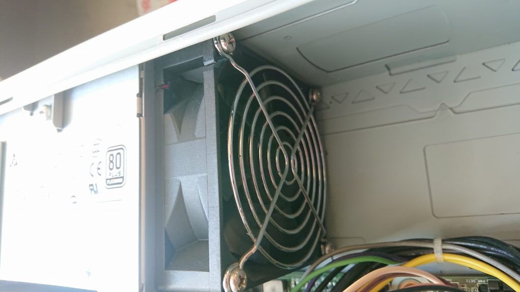 iStorage NS100Thの電源後部ファン