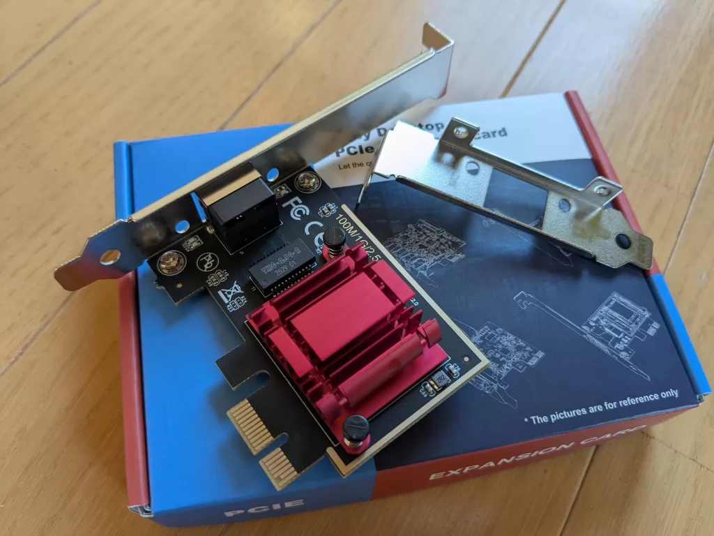 Amazonで購入した安物2.5Gbpsの高速PCIe拡張LANカード。RTL8125Bチップセット、2500/1000/100Mbpsイーサネット、RJ45ポート。