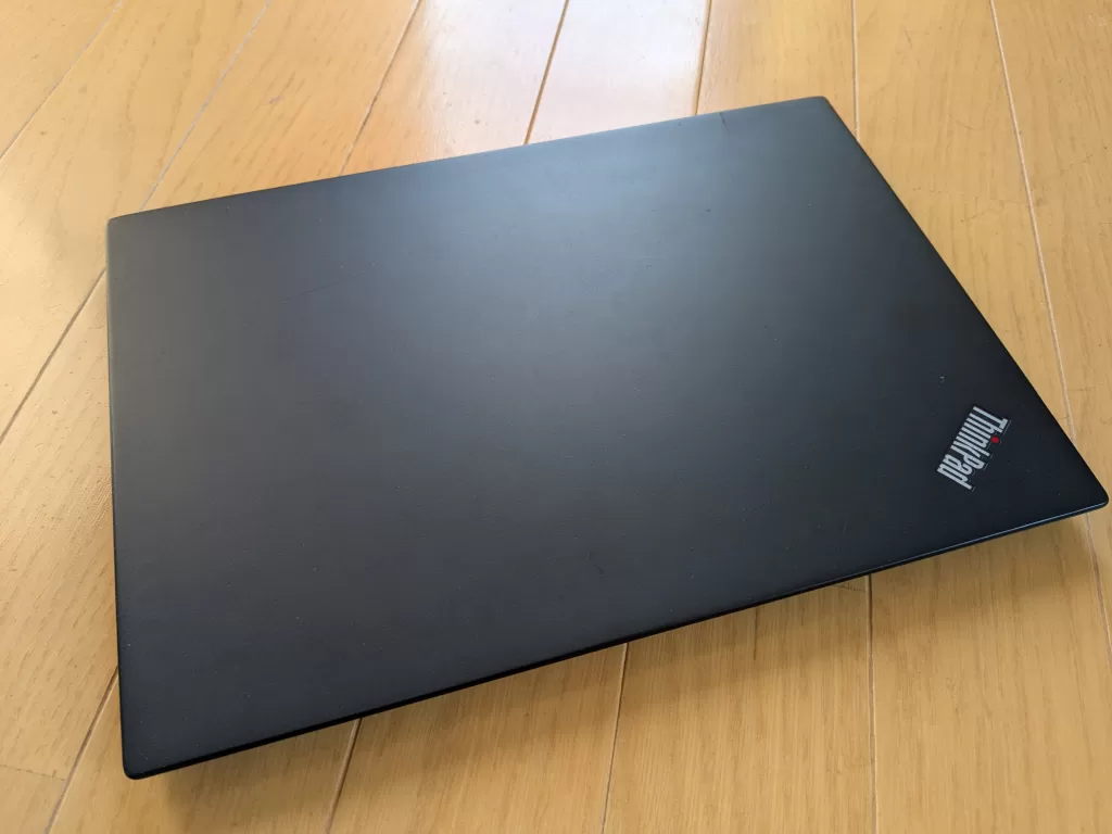 Thinkpad X390 蓋を閉じた上部